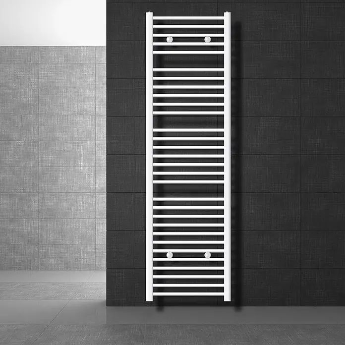 LuxeBath Elektro-Badheizkörper Handtuchwärmer Elektrisch 500x1800 mm Weiß gebogen mit Heizstab 1200W -  - Weißer Handtuchwärmer aus Metall an dunkler Badezimmerwand.