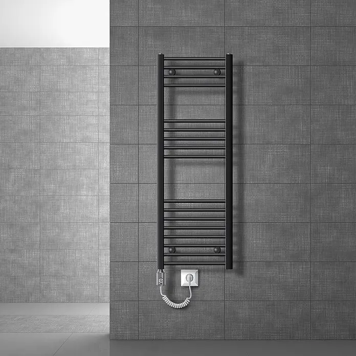 LuxeBath Elektro-Badheizkörper Handtuchwärmer mit Heizstab 400x1200mm Anthrazit gerade 1200 W - B x H: 40 x 120 mm - Schwarzer elektrischer Handtuchwärmer an grauer Fliesenwand, mit eingestecktem Netzkabel.