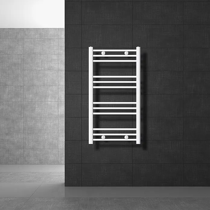 LuxeBath Elektro-Badheizkörper Handtuchwärmer Elektrisch 500x800 mm Weiß gerade mit Heizstab 300W -  - Weißer elektrischer Handtuchwärmer an einer dunklen Badzimmerwand.