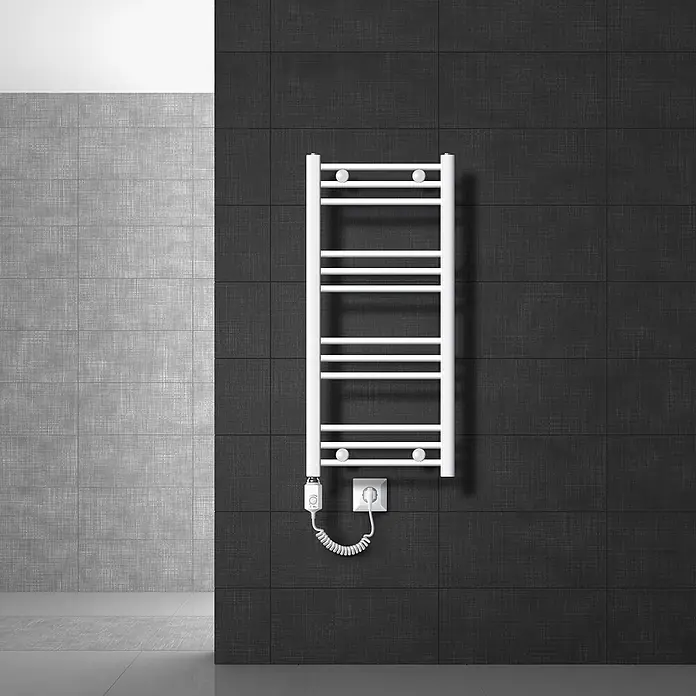 LuxeBath Elektro-Badheizkörper Handtuchwärmer mit Heizstab 400x800mm Weiß gebogen 300W -  - Weißer elektrischer Handtuchwärmer an einer dunklen Fliesenwand.