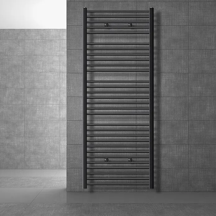 LuxeBath Elektro-Badheizkörper Handtuchwärmer Elektrisch 750x1800 mm Anthrazit gerade mit Heizstab 1200W - B x H: 75 x 180 mm - Dunkelgrauer Leiterheizkörper als Handtuchwärmer an einer strukturierten Fliesenwand im modernen Bad.