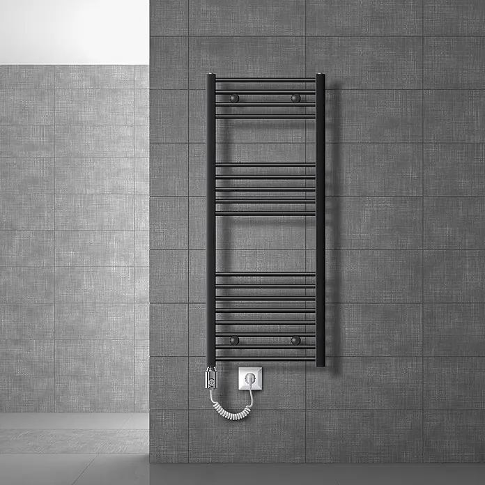 LuxeBath Elektro-Badheizkörper Designheizkörper Sahara Handtuchheizkörper Handtuchtrockner - B x H: 50 x 120 mm - Schwarzer elektrischer Handtuchwärmer, in Steckdose gesteckt.