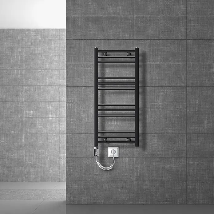 LuxeBath Elektro-Badheizkörper Handtuchwärmer mit Heizstab 400x800mm Anthrazit gebogen 600W -  - Schwarzer elektrischer Handtuchwärmer mit mehreren Stangen, eingesteckt.