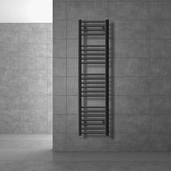 LuxeBath Elektro-Badheizkörper Handtuchwärmer Elektrisch 300x1400 mm Anthrazit gerade mit Heizstab 1200W - B x H: 30 x 140 mm - Hoher schwarzer Handtuchheizkörper an einer gefliesten Badwand.
