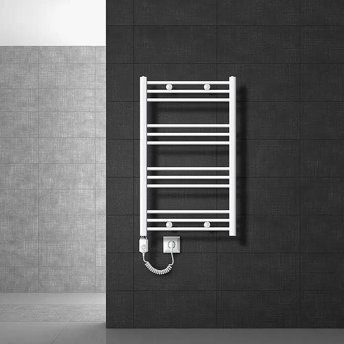 LuxeBath Elektro-Badheizkörper Handtuchwärmer mit Heizstab 600x800mm Weiß gerade 600W -  - Weißer elektrischer Handtuchwärmer mit Spiralkabel und Stecker, montiert an einer dunkel gefliesten Badezimmerwand.