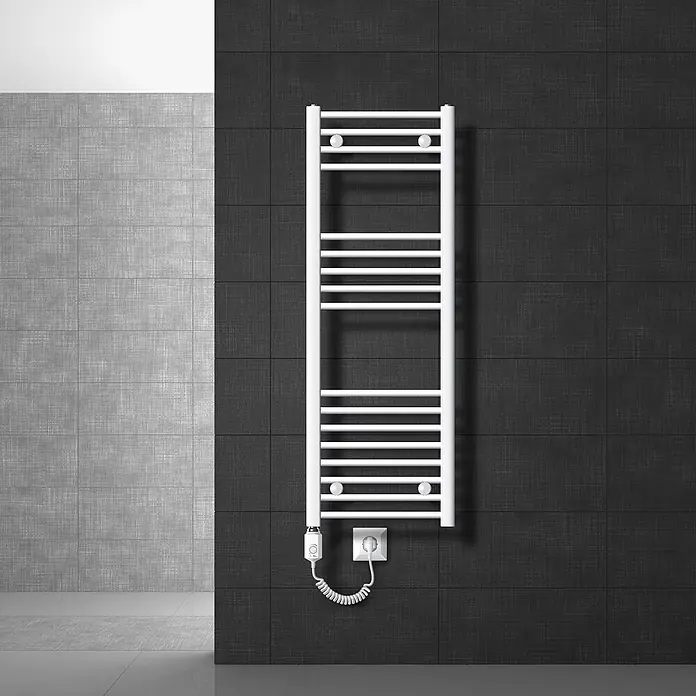 LuxeBath Elektro-Badheizkörper Handtuchheizkörper 400x1200mm Weiß gerade 900W -  - Weißer elektrischer Handtuchheizkörper zum Wärmen von Handtüchern, an einer dunkel gefliesten Wand montiert.