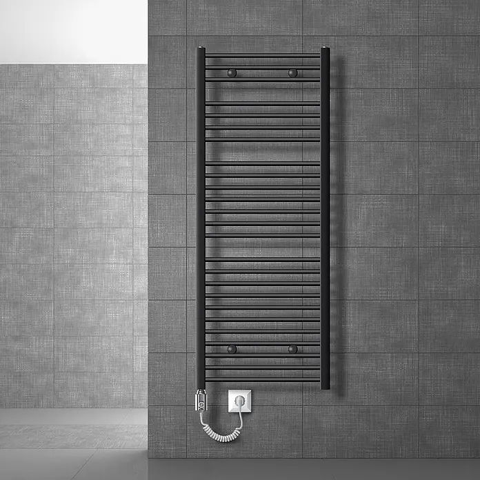 LuxeBath Elektro-Badheizkörper Designheizkörper Handtuchheizung 600x1500mm Anthrazit gerade 900W -  - Schwarzer elektrischer Handtuchwärmer an einer grauen Fliesenwand im Badezimmer, mit angeschlossenem Spiralkabel an einer Steckdose.