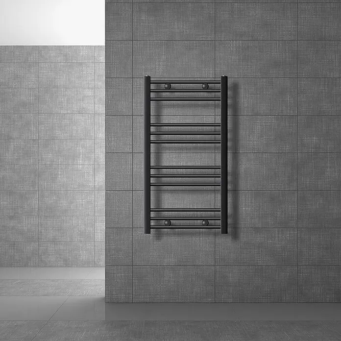 LuxeBath Elektro-Badheizkörper Handtuchwärmer Elektrisch 500x800 mm Anthrazit gerade mit Heizstab 300W -  - Schwarzer Handtuchheizkörper an einer dunkel gefliesten Badezimmerwand.