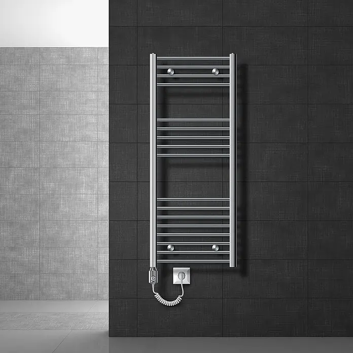 LuxeBath Elektro-Badheizkörper Handtuchwärmer mit Heizstab 500x1200mm Chrom gebogen 1200 W -  - Verchromter elektrischer Handtuchwärmer an dunkel gefliester Wand, mit Spiralkabel in Steckdose.