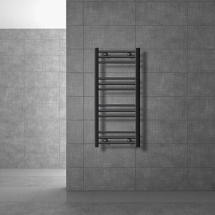 LuxeBath Elektro-Badheizkörper Handtuchwärmer Elektrisch 400x800 mm Anthrazit gebogen mit Heizstab 300W -  - Schwarzer Wandheizkörper für Handtücher in einem modernen Badezimmer.