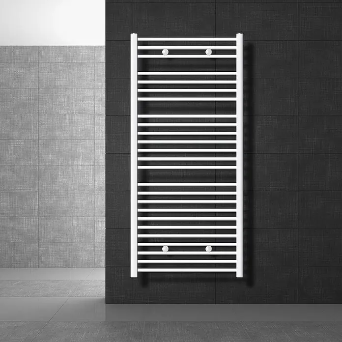 LuxeBath Elektro-Badheizkörper Handtuchwärmer Elektrisch 750x1500 mm Weiß gerade mit Heizstab 1200W -  - Weißer Handtuchheizkörper aus Metall an einer dunklen gefliesten Badezimmerwand montiert.