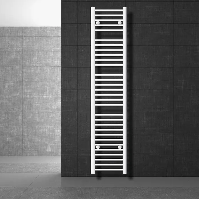LuxeBath Elektro-Badheizkörper Handtuchwärmer Elektrisch 300x1800 mm Weiß gerade mit Heizstab 900W -  - Weißer Handtuchheizkörper in Leiterform an einer dunklen, gefliesten Badezimmerwand montiert.