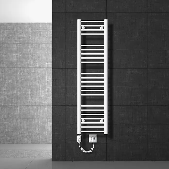 LuxeBath Elektro-Badheizkörper Handtuchheizkörper Sahara Seitenanschluss gerademit Heizstab 900W -  - Weißer elektrischer Leiterhandtuchwärmer mit Thermostat und Spiralkabel, an dunkler Fliesenwand montiert.