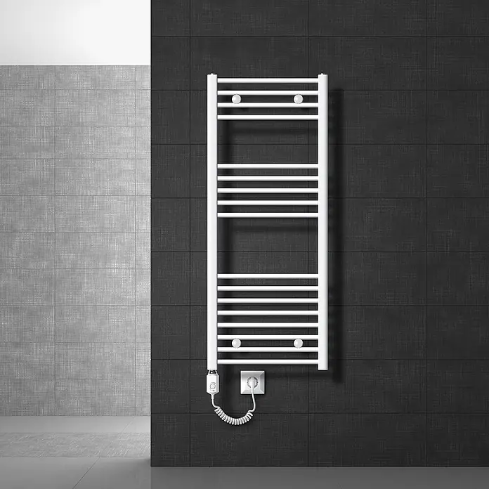 LuxeBath Elektro-Badheizkörper Handtuchheizkörper 500x1200mm Weiß gebogen 900W -  - Weißer elektrischer Handtuchwärmer an dunkler Fliesenwand, mit Spiralkabel an Steckdose angeschlossen.