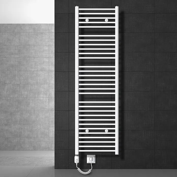LuxeBath Elektro-Badheizkörper Handtuchwärmer mit Heizstab 500x1800mm Weiß gerade 900W -  - Weißer elektrischer Handtuchwärmer mit mehreren horizontalen Stäben, wandmontiert in einem gefliesten Raum, mit Bedieneinheit und Spiralkabel.