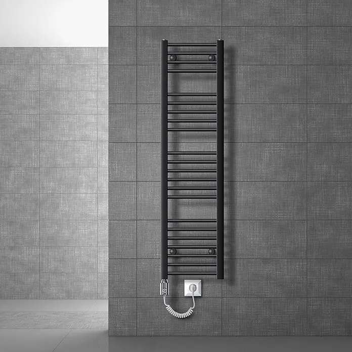 LuxeBath Elektro-Badheizkörper Handtuchheizkörper 300x1400mm Anthrazit gerade 1200 W - B x H: 30 x 140 mm - Schwarzer elektrischer Handtuchwärmer an einer Fliesenwand, mit Spiralkabel in weißer Steckdose.