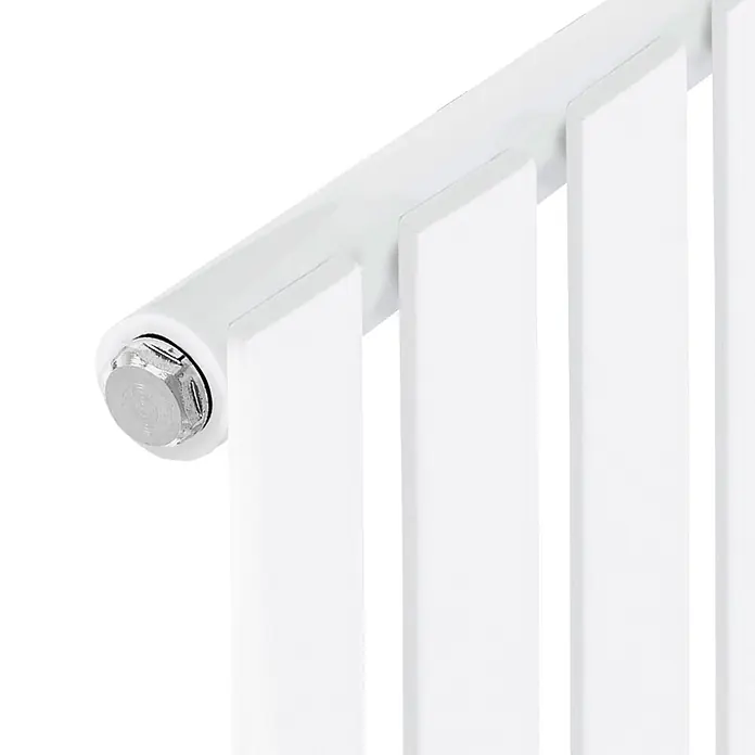 LuxeBath Badheizkörper - Weiß - Weißer Flachheizkörper-Abschnitt mit metallischer Endkappe.
