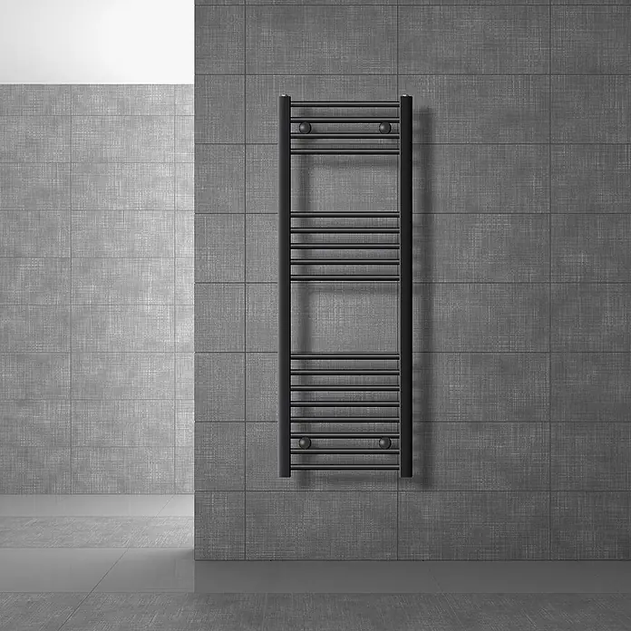 LuxeBath Elektro-Badheizkörper Handtuchwärmer Elektrisch 400x1200 mm Anthrazit gerade mit Heizstab 900W -  - Schwarzer Handtuchwärmer an einer texturierten grauen Fliesenwand im Badezimmer.