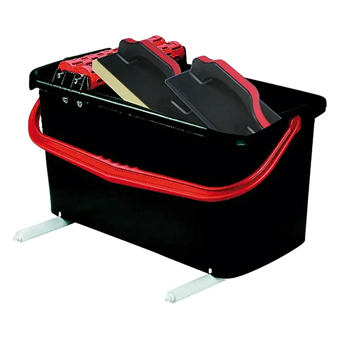 Wisent Cubeta de limpieza Profesional - 5 pzs., 22 l - Un cubo negro con asa roja, lleno de herramientas. Ideal para artesanos y aficionados al bricolaje, práctico y robusto.
