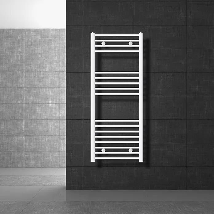 LuxeBath Elektro-Badheizkörper Handtuchwärmer Elektrisch 500x1200 mm Weiß gebogen mit Heizstab 900W -  - Weißer Handtuchheizkörper aus Metall an dunkler Fliesenwand im Bad montiert.