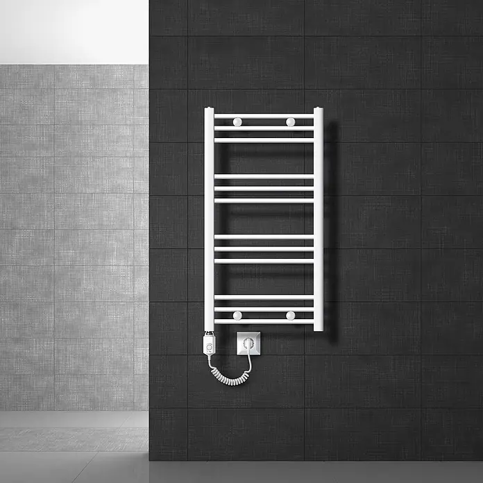 LuxeBath Elektro-Badheizkörper Handtuchwärmer mit Heizstab 500x800mm Weiß gebogen 300W -  - Weißer elektrischer Handtuchwärmer, wandmontiert und an eine Steckdose angeschlossen.