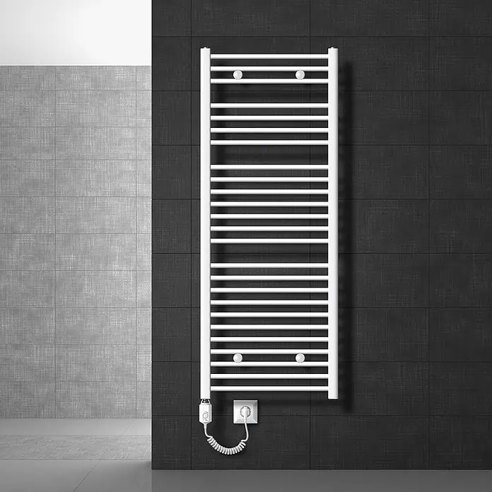 ECD Germany Elektro-Badheizkörper Heizstab 900W Weiß 600x1500mm gerade mit Seitenanschluss & Thermostat -  - Weißer elektrischer Handtuchheizkörper mit Querstreben, an dunkler Fliesenwand.