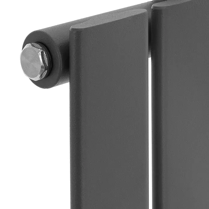 LuxeBath Badheizkörper Design Handtuchheizkörper Handtuchwärmer Mittelanschluss Radiator - Anthrazit - Nahaufnahme eines dunkelgrauen, strukturierten Heizkörperpaneels mit einer silbernen Sechskantschraube.