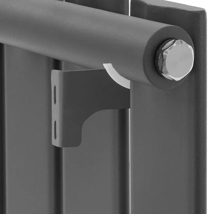 LuxeBath Badheizkörper Design Handtuchheizkörper Handtuchwärmer Mittelanschluss Radiator - Anthrazit - Nahaufnahme eines dunkelgrauen Heizkörperpaneels mit angebrachter Querstange, befestigt mit einer Halterung und Sechskantschraube.