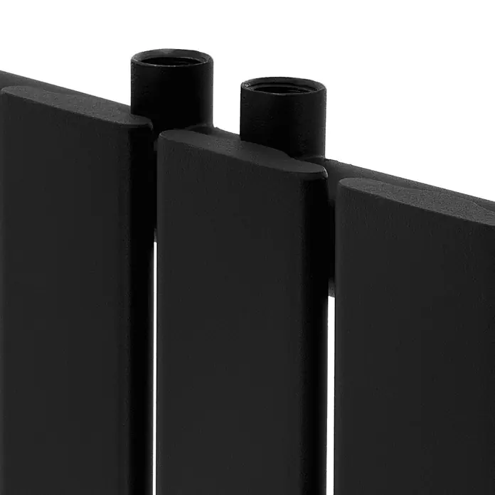 LuxeBath Badheizkörper Paneelheizkörper Handtuchwärmer mit Durchgangsform Thermostatventil - B x H: 5 x 160 mm, Schwarz - Nahaufnahme eines schwarzen, matten Heizkörpers mit vertikalen Paneelen und Verbindungsrohren.