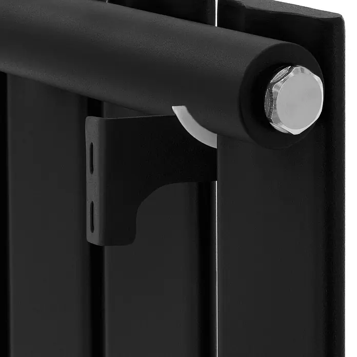 LuxeBath Badheizkörper Paneelheizkörper Handtuchwärmer mit Durchgangsform Thermostatventil - B x H: 5 x 160 mm, Schwarz - Nahaufnahme einer schwarzen, strukturierten Metallhalterung, die eine horizontale Stange mit einer silbernen Sechskantschraube hält.