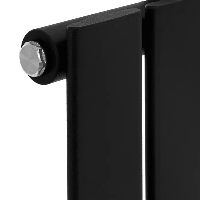LuxeBath Badheizkörper Paneelheizkörper Handtuchwärmer mit Durchgangsform Thermostatventil - B x H: 5 x 160 mm, Schwarz - Nahaufnahme eines schwarzen, matten Heizkörperpaneels mit einer silbernen Sechskantschraube und texturierter Oberfläche.