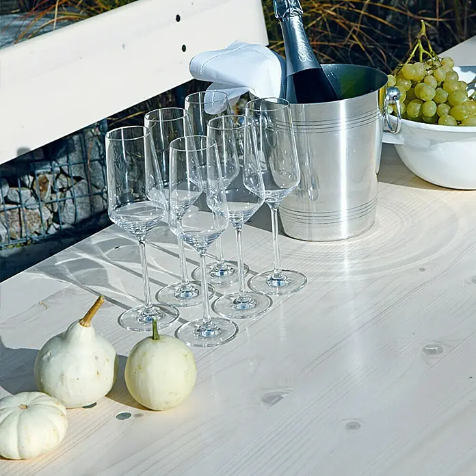 Sunfun Bierzeltgarnitur - 3 -tlg., Nadelholz/Stahl, Klappbar, Weiß/Grau, Tisch (L x B x H): 220 x 70 x 77 cm, Bank (B x T x H): 220 x 25 x 49 cm - Stillleben mit Champagnerkübel, Gläsern und Kürbissen auf einem Tisch, festliche Atmosphäre.