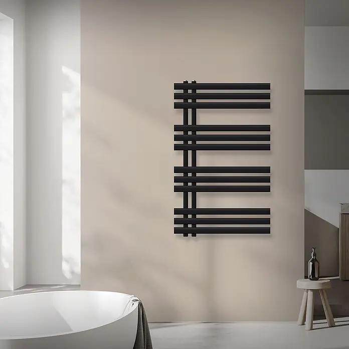 LuxeBath Badheizkörper Iron EM Heizkörper Handtuchtrockner Badezimmer Heizung für Handtücher - B x H: 60 x 100 mm, Schwarz - Schwarzer Handtuchwärmer mit horizontalen Stangen, an einer hellen Wand in einem modernen Badezimmer, neben einer weißen Badewanne montiert.