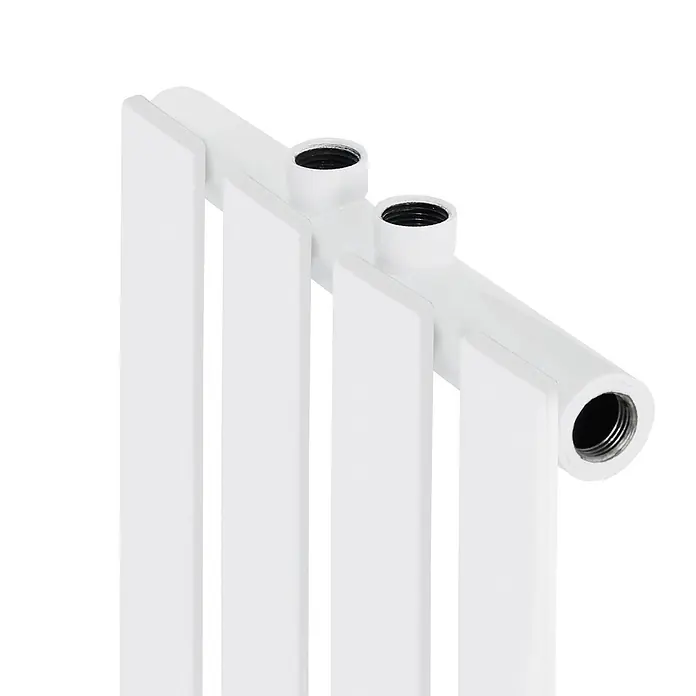 LuxeBath Badheizkörper Badheizkörper einlagig 480x1800 mm Mittelanschluss Weiß 900 W - Weiß - Weißer Vertikalheizkörper, Nahaufnahme des oberen Sammelrohrs mit Gewindeanschlüssen und flachen vertikalen Stäben.