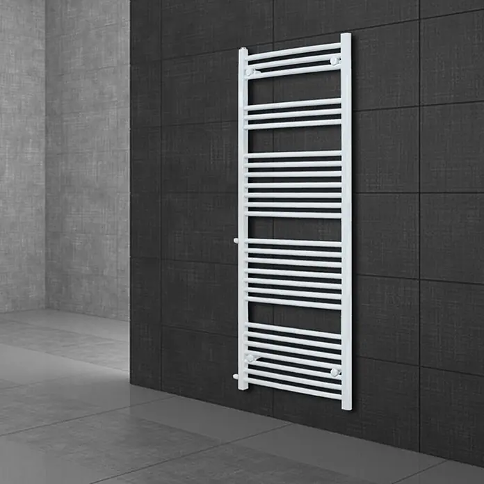 LuxeBath Badheizkörper Sahara Renovierungsheizkörper Austausch Design Handtuchtrockner Weiß - B x H: 60 x 160 mm, Weiß - Weißer Handtuchheizkörper vertikal an einer dunkel gefliesten Badezimmerwand montiert.