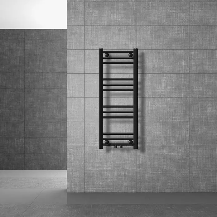 LuxeBath Badheizkörper Designheizkörper Sahara Handtuchheizung Handtuchwärmer - B x H: 3 x 80 mm, Schwarz - Schwarzer moderner Handtuchheizkörper an einer grauen Fliesenwand, zum Heizen und Trocknen von Handtüchern im Badezimmer.