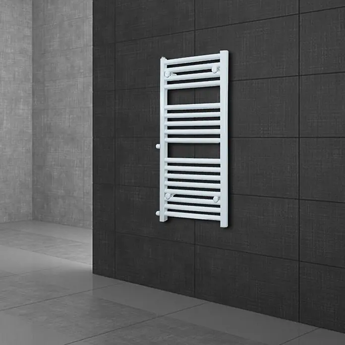 LuxeBath Badheizkörper Sahara Renovierungsheizkörper Austausch Design Handtuchtrockner Weiß - B x H: 60 x 120 mm, Weiß - Weißer Handtuchheizkörper an dunkelgrauer Fliesenwand in modernem Badezimmer.