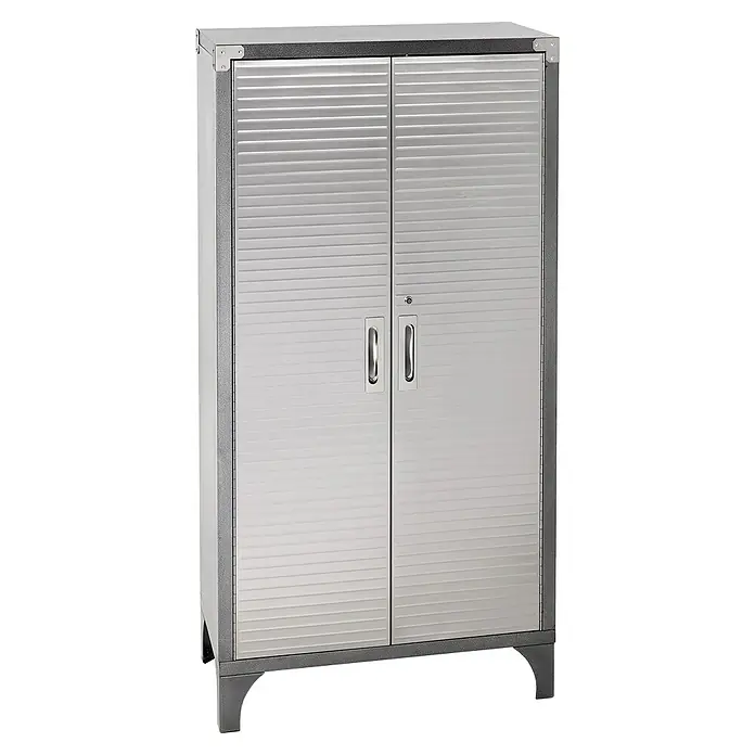 Wisent Werkstatt-Hochschrank - L x B x H: 46 x 91 x 183 cm, Silber/Schwarz - Das Bild zeigt einen grauen Metallschrank mit Rolläden, Griffen und einem Schloss. Er steht auf Füßen und hat eine robuste Konstruktion.