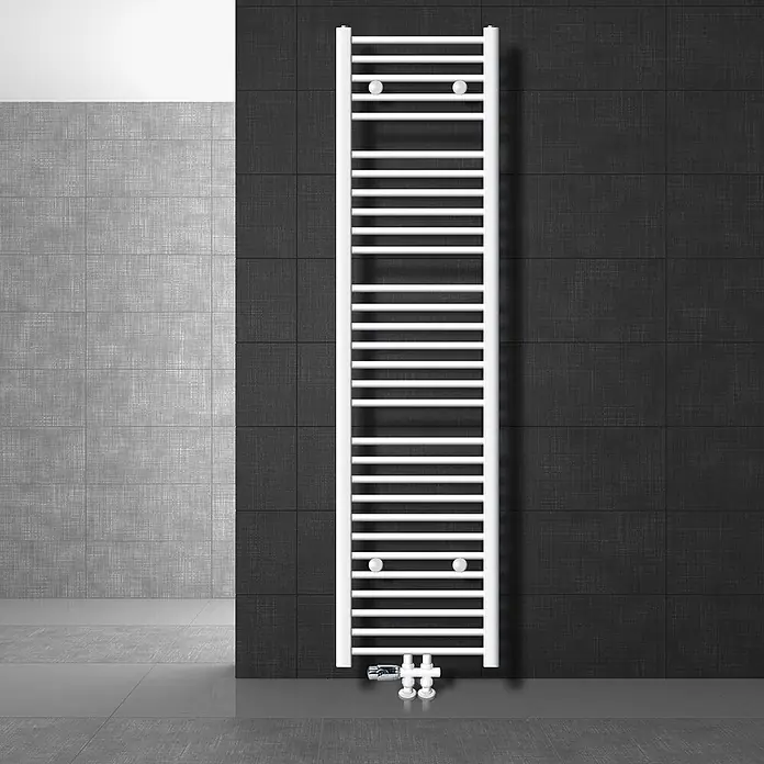 LuxeBath Badheizkörper Handtuchwärmer Mittelanschluss gebogen mit Boden Thermostatventil - Weiß - Weißer Handtuchheizkörper im Leiterstil an einer dunkel gefliesten Badezimmerwand mit sichtbaren Sanitäranschlüssen.