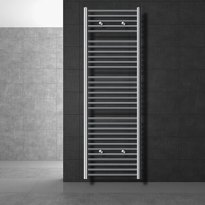 LuxeBath Badheizkörper Design Handtuchheizkörper Handtuchwärmer Seitenanschluss gerade 630 W - Chrom - Verchromter Handtuchwärmer in einem modernen Badezimmer.