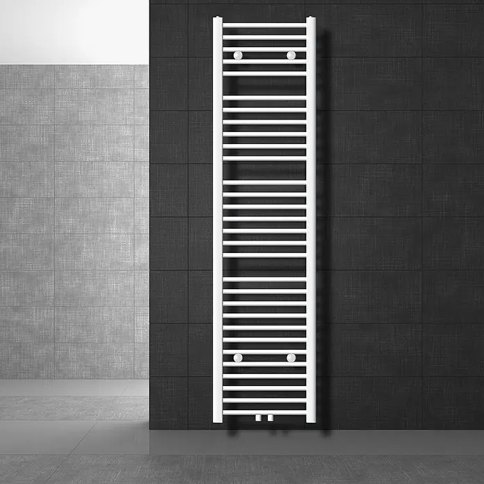 LuxeBath Badheizkörper Design Handtuchheizkörper Handtuchwärmer Mittelanschluss gebogen 580 W - Weiß - Weißer Handtuchheizkörper an dunkler Fliesenwand im modernen Badezimmer.