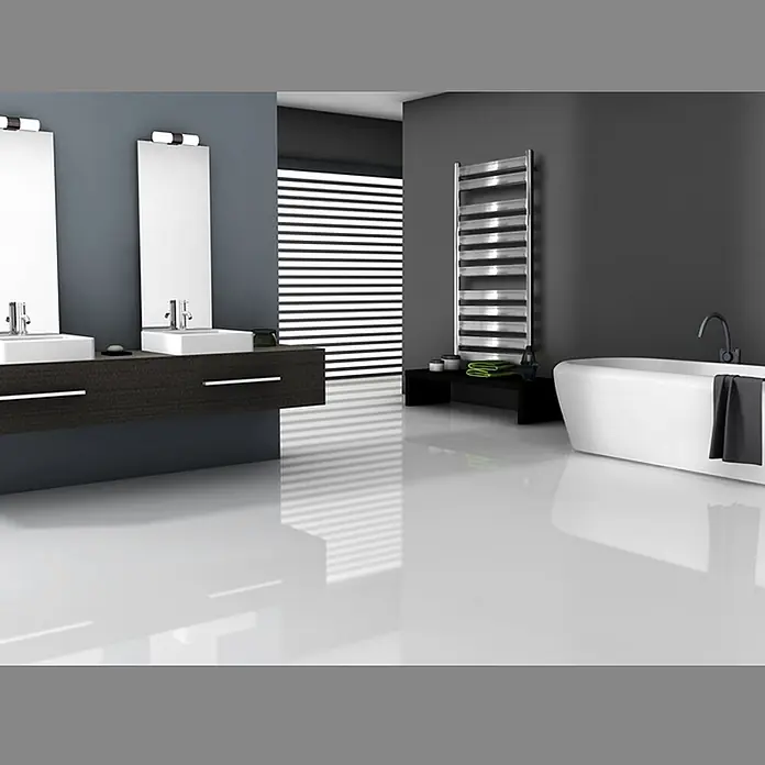 ECD Germany Elektro-Badheizkörper Designheizkörper Chrom 500x950mm Heizstab 600W -  - Modernes, minimalistisches Badezimmer mit Doppelwaschtisch, freistehender Wanne und verchromtem Handtuchwärmer. Dunkle Wände, reflektierender Boden.
