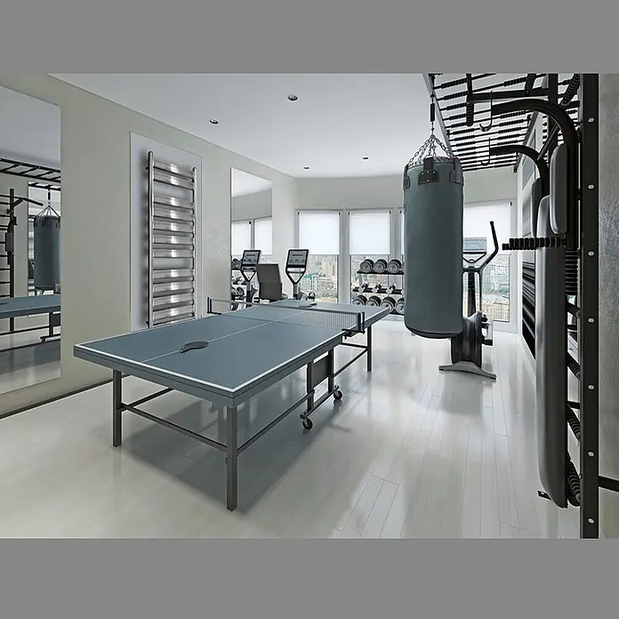 ECD Germany Elektro-Badheizkörper Designheizkörper Chrom 500x950mm Heizstab 600W -  - Blaugraue Tischtennisplatte mit Netz und Schläger in einem modernen Fitnessraum.