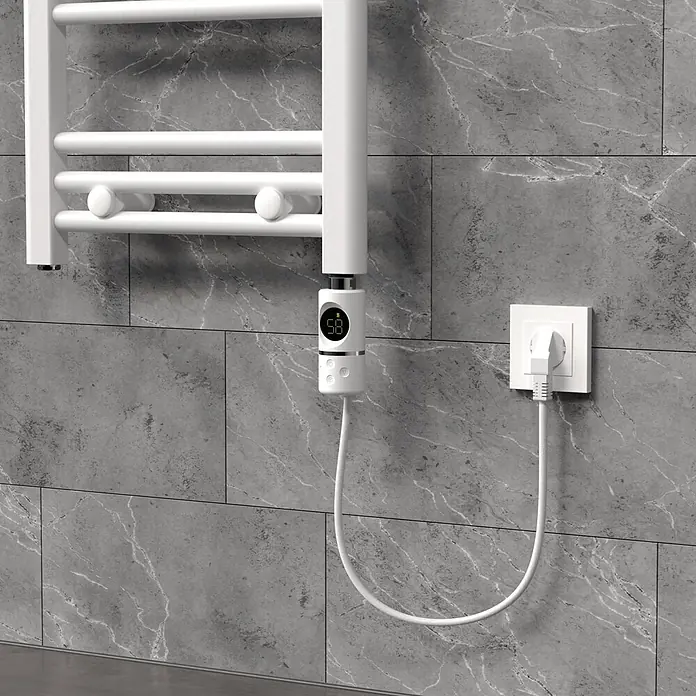 LuxeBath Austauschheizkörper Elektroheizstab mit Stecker Weiß Heizpatrone Heizelemente 600W - B x H: 4,5 x 4,5 mm - Weißer elektrischer Handtuchwärmer mit Digitalthermostat ('58' angezeigt), an einer Steckdose an einer grauen Fliesenwand.