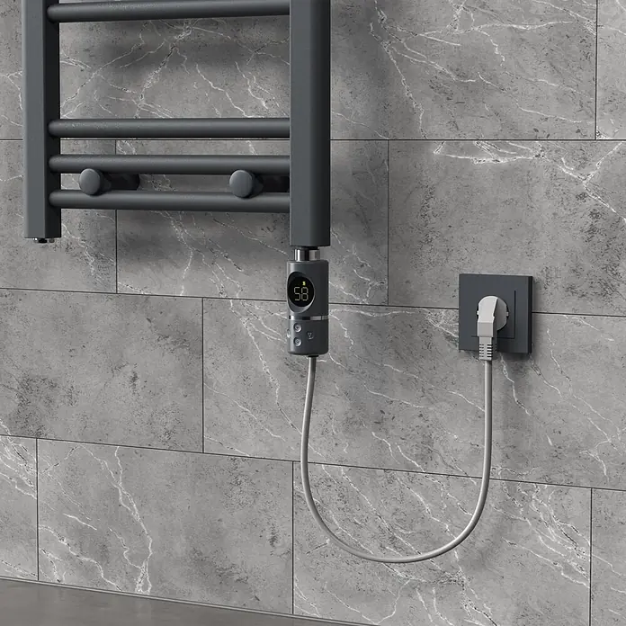 LuxeBath Austauschheizkörper Elektroheizstab mit Stecker Anthrazit Heizpatrone Heizelemente 300W - B x H: 4,5 x 4,5 mm - Dunkelgrauer elektrischer Handtuchheizkörper mit Digitalthermostat, mit Kabel an Steckdose angeschlossen.