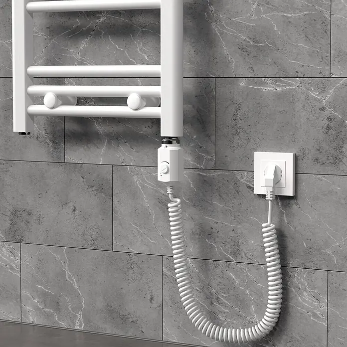 LuxeBath Austauschheizkörper Elektroheizstab mit Stecker Weiß Heizpatrone Heizelemente 900W - B x H: 4,5 x 4,5 mm - Weißer elektrischer Handtuchwärmer mit spiralförmigem Kabel, an einer grauen Marmorwand in eine Steckdose gesteckt.