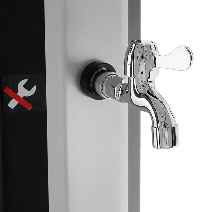 ECD Germany Solardusche 35L Eckig mit Fußdusche und Regenduschkopf warmes Wasser - Kunststoff, Silber - Verchromter Wasserhahn an einer grauen Platte mit 'keine Werkzeuge'-Symbol.