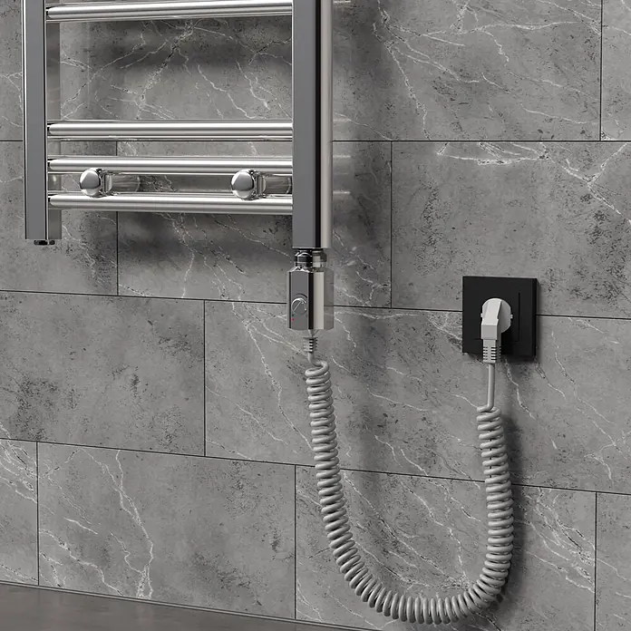 LuxeBath Austauschheizkörper Elektroheizstab mit Stecker Chrom Heizpatrone Heizelemente Chrom 1200W - B x H: 4,5 x 4,5 mm - Verchromter elektrischer Handtuchwärmer an grauer Fliesenwand, mit Spiralkabel in schwarzer Steckdose.