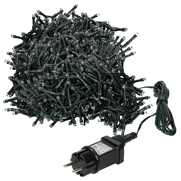 ECD Germany LED-Lichterkette 400 LEDs 8m für Innen & Außen IP44 Kaltweiß - Außen, Lichtfarbe: Warmweiß, Anzahl Leuchtmittel: 400 Stk., Netzbetrieben - Haufen grüner Weihnachts-Lichterketten mit klaren LED-Lampen, verbunden mit einem schwarzen Netzteil und aufgewickeltem Kabel.