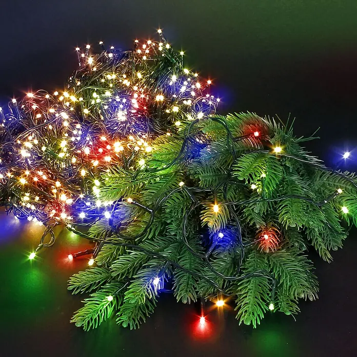 ECD Germany LED-Lichterkette 1800 LEDs Bunt 36m für Innen & Außen IP44 - Außen, Lichtfarbe: Mehrfarbig, Anzahl Leuchtmittel: 1.800 Stk., Netzbetrieben - Mehrfarbige LED-Weihnachtslichter und grüne künstliche Tannenzweige, ideal für festliche Dekoration.